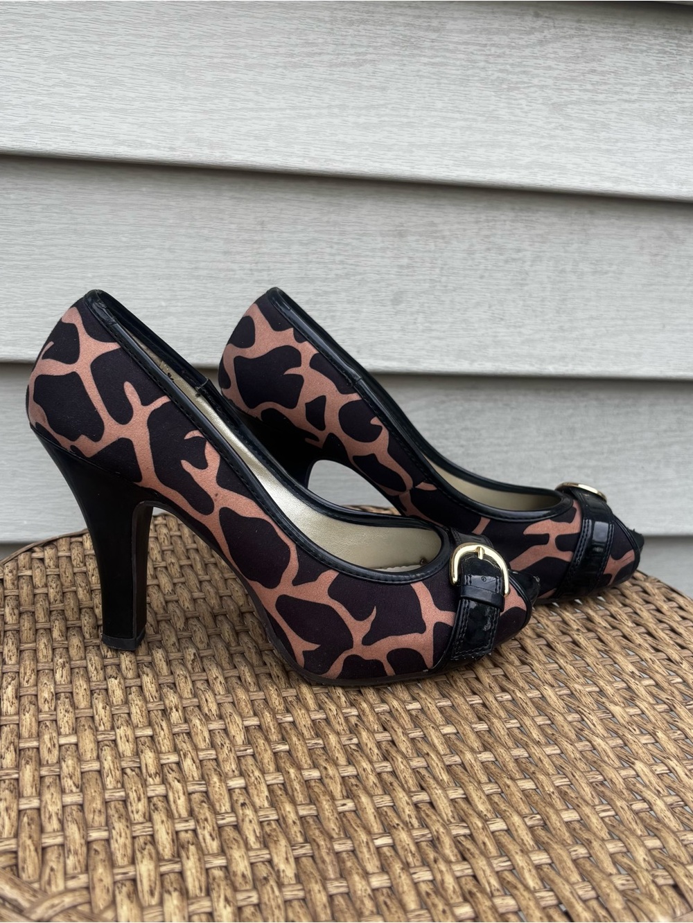 Vintage Y2K Mossimo Giraffe Print Peep-Toe Heels with Buckle Detail – Size 9
